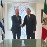 El embajador de Israel en México, Zvi Tal, con el director de la JCAS, Mario Mata Carrasco, durante la firma del convenio sobre transferencia de tecnología para uso del agua