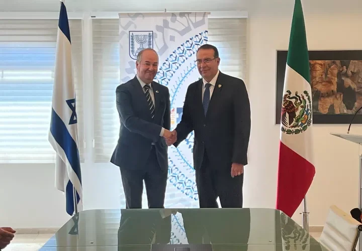 El embajador de Israel en México, Zvi Tal, con el director de la JCAS, Mario Mata Carrasco, durante la firma del convenio sobre transferencia de tecnología para uso del agua