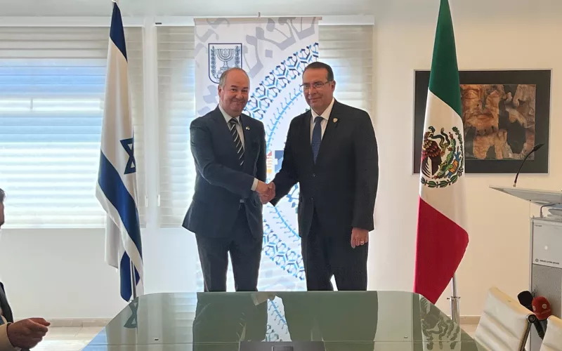 El embajador de Israel en México, Zvi Tal, con el director de la JCAS, Mario Mata Carrasco, durante la firma del convenio sobre transferencia de tecnología para uso del agua